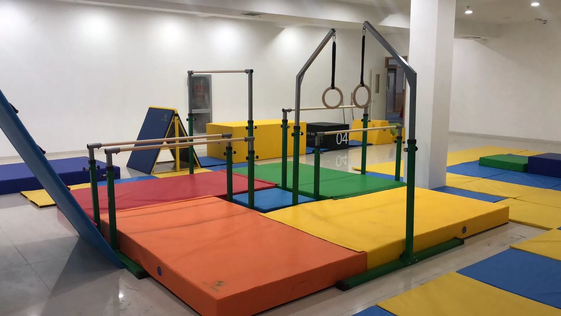 Gymnastics horizontal bar set