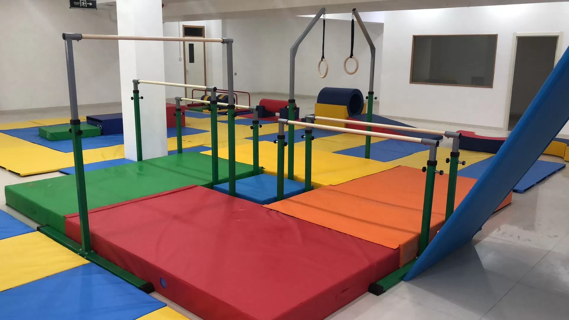Gymnastics horizontal bar set