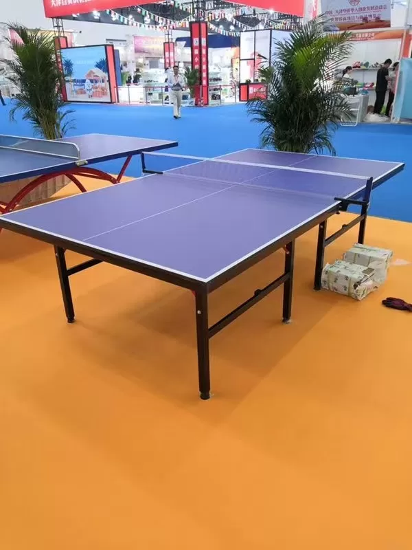 Foldable table tennis table