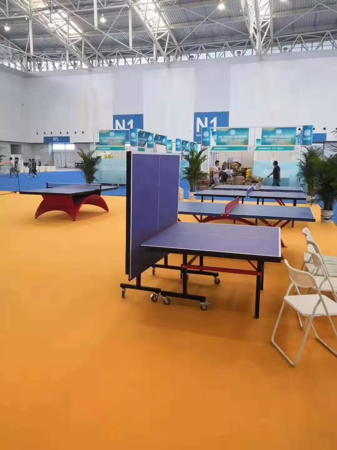 Foldable table tennis table